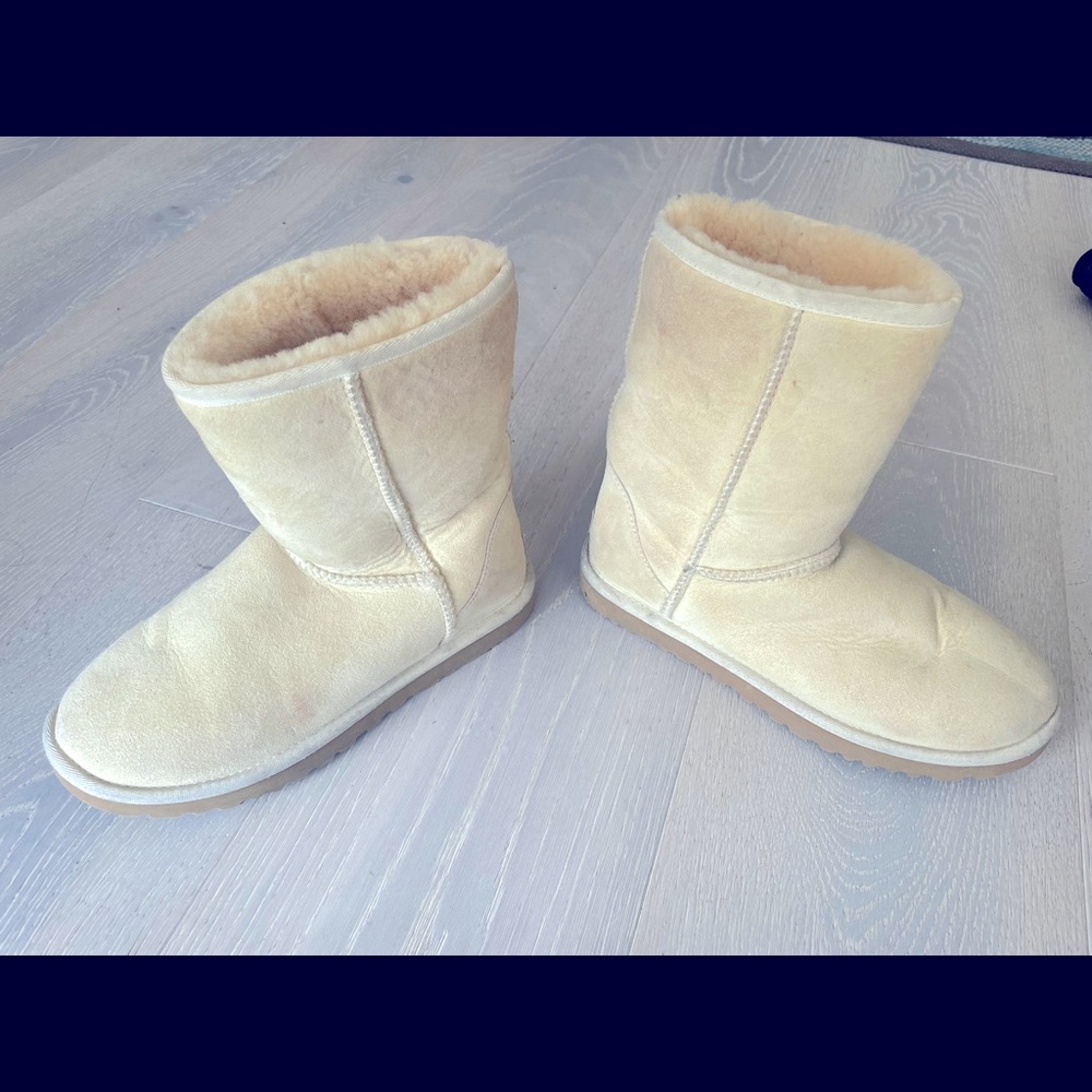 UGG CLASSIC SHORT II Sand color Size 6